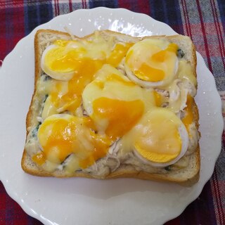 卵とホワイトソースのトースト